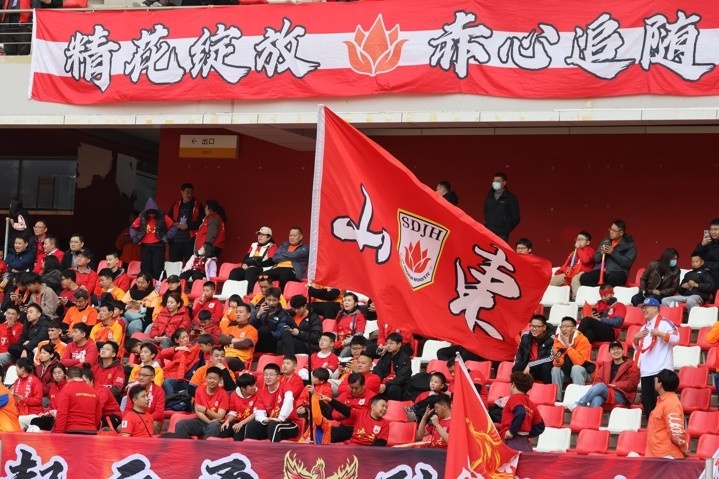 主場(chǎng)上萬(wàn)名球迷的吶喊助威，給山東體彩女足征戰(zhàn)女超增添了能量與動(dòng)力