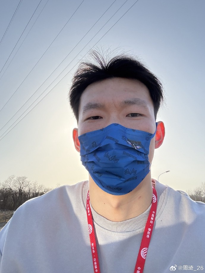 悠閑！周琦騎京牌電動車出行：太陽出來了 開京牌兜兜風！