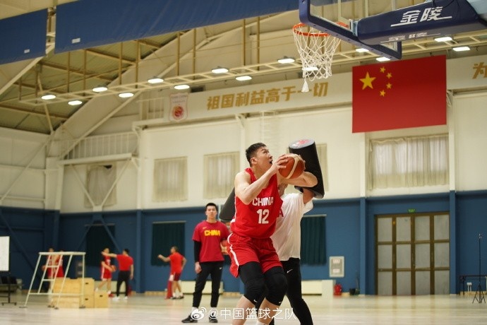 中國(guó)籃球之隊(duì)官博：大塊頭 大能量 祝李炎哲25歲生日快樂！