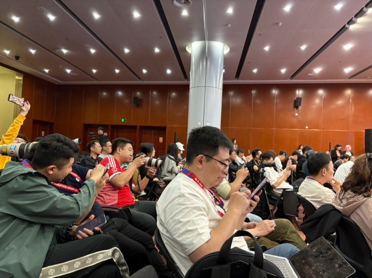 萬眾矚目！記者擠滿國足賽前新聞發(fā)布廳，賽場記者預(yù)計超300人