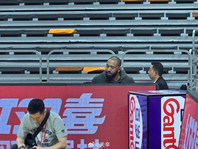 今晚不打？廣東主場迎戰(zhàn)廣廈 吉倫沃特一身便裝現(xiàn)身球館