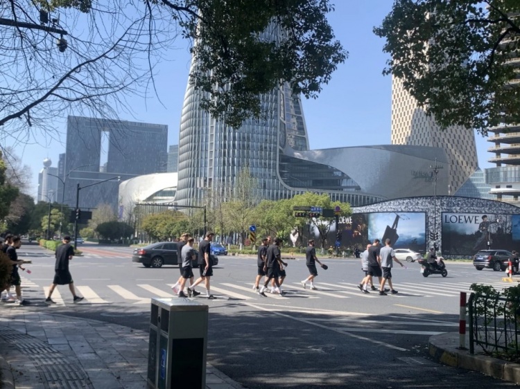 心態(tài)放松，有網(wǎng)友拍到澳大利亞隊(duì)早上在萬(wàn)象城citywalk