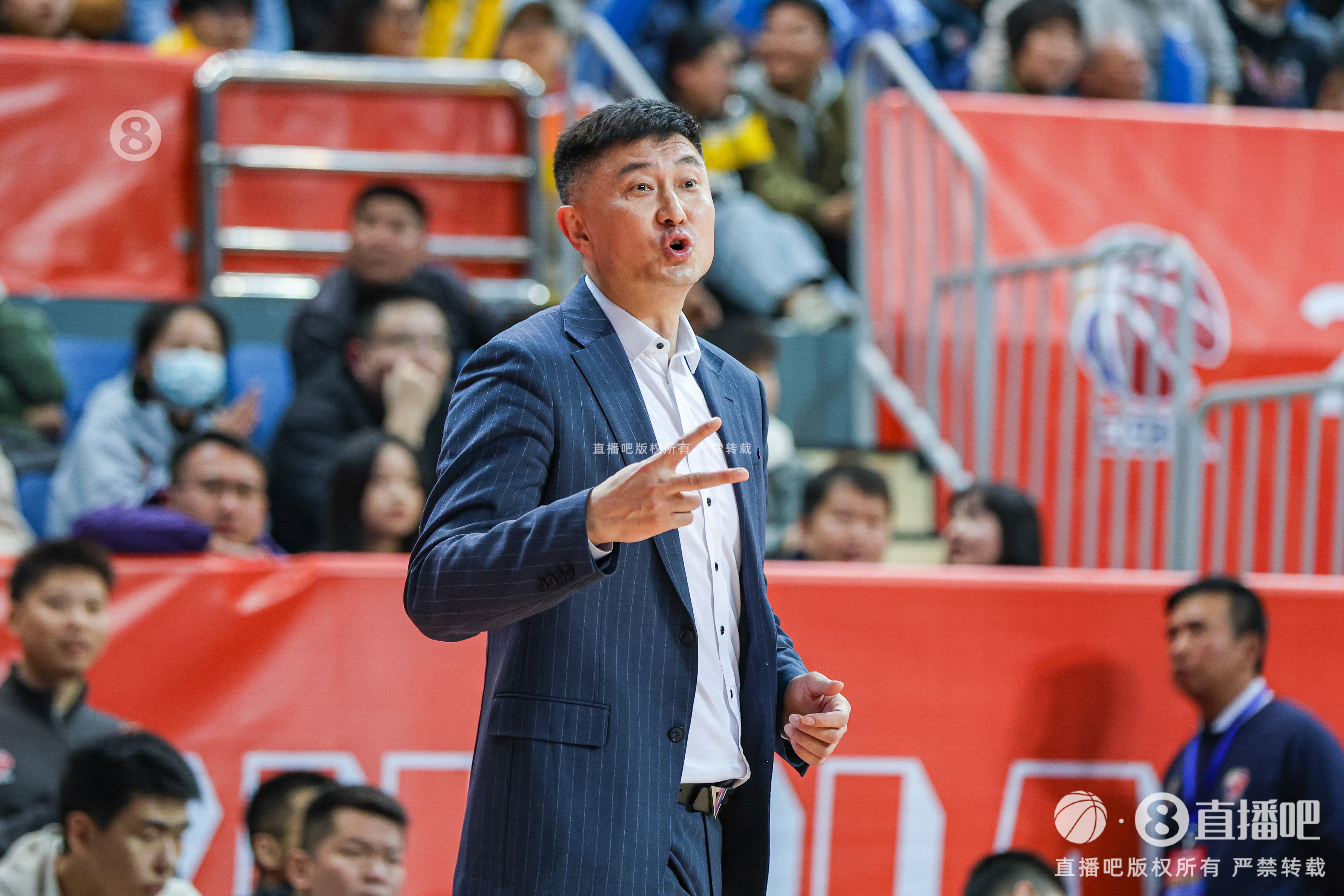 杜鋒：今天我們籃板輸?shù)奶?所以比賽一直打得比較膠著